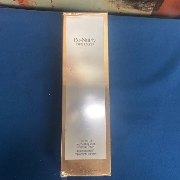 Estee Lauder RE-NUTRIV ULTIMATE LIFT REGENERATING YOUTH TREATMENT LOTION - Picture 3 of 7